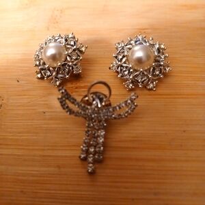 Vintage Sarah Coventry Silvertone Small Brooches